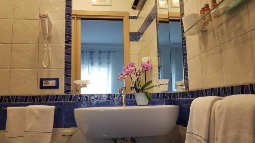 a bathroom with a sink and a mirror at Le Perle d'Italia in Ravello