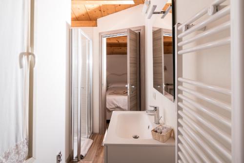 łazienka z umywalką i lustrem w obiekcie Relais Dei Mandorli w Bergamo