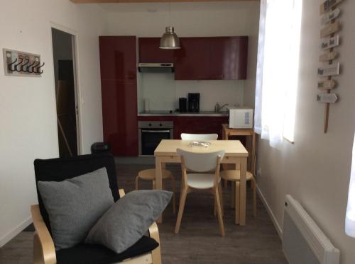 une cuisine et une salle à manger avec une table et des chaises dans l'établissement Le Dauphine 20m de la plage, à Saint-Malo