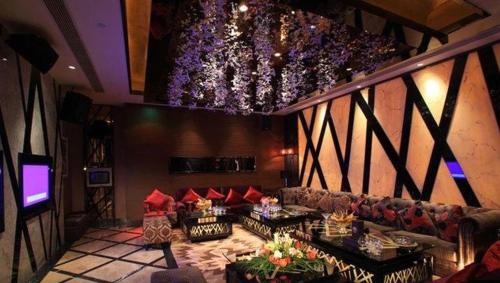 Makanan di atau berdekatan hotel