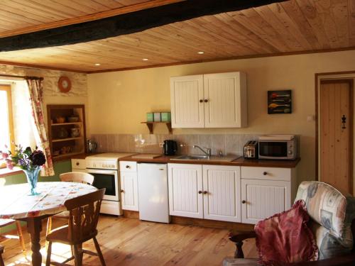 Кухня или мини-кухня в Chalet de Rose
