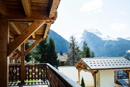 - un balcon offrant une vue sur les montagnes dans l'établissement Chalet Tara, à Morzine
