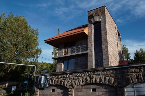 ツァグカゾールにあるLUXE Villa in Tsaghkadzorの石垣上の建物