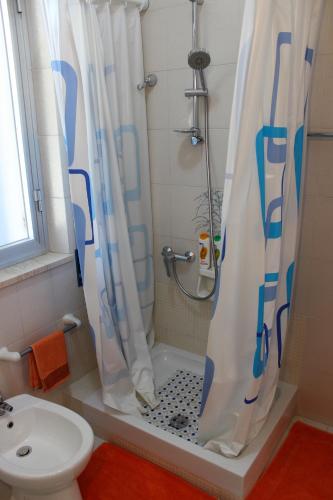 アルカモ・マリーナにあるcasa vacanze del golfoのバスルーム(シャワー、トイレ、洗面台付)
