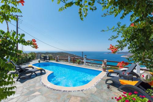 Bazén v ubytování Villa Pelagos nebo v jeho okolí