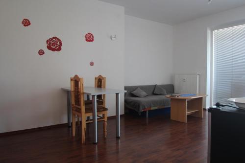 sala de estar con mesa y sofá en Apartman Halex Centrum City aupark en Piešťany