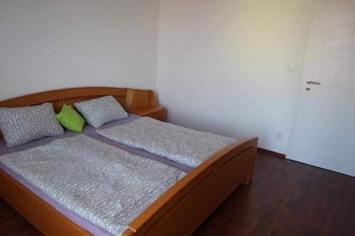 Un dormitorio con una cama con sábanas y almohadas púrpuras. en Apartman Halex Centrum City aupark en Piešťany