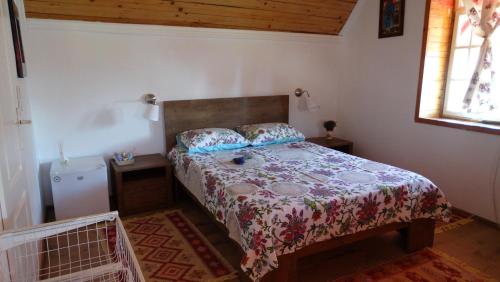 En eller flere senge i et værelse på Casuta Lavandei
