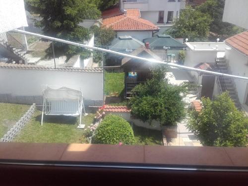 an aerial view of a yard with a house at Hotel Aleksievata Kashta in Gurgulyat