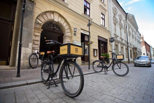 uma bicicleta com uma caixa estacionada numa rua em Pokoje Gościnne Św. Anny na Cracóvia
