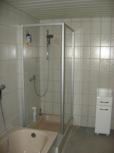 Et badeværelse på Ferienwohnung Baur