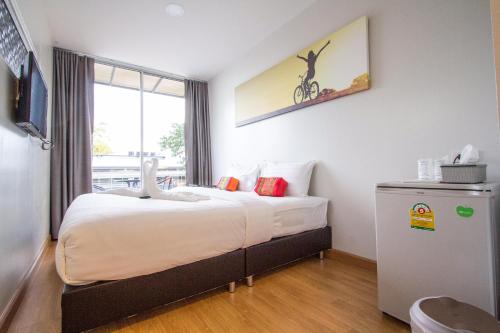 1 dormitorio con 1 cama con una bicicleta en la pared en Ducati Bike Box Hotel en Buriram