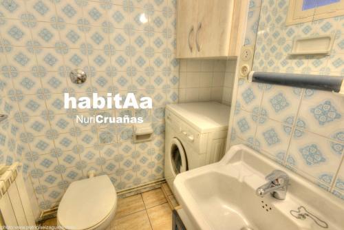 a bathroom with a toilet and a sink at Quintas de Sant Pol, a 50 metros de la playa de Sant Pol E29049 in Sant Feliu de Guíxols