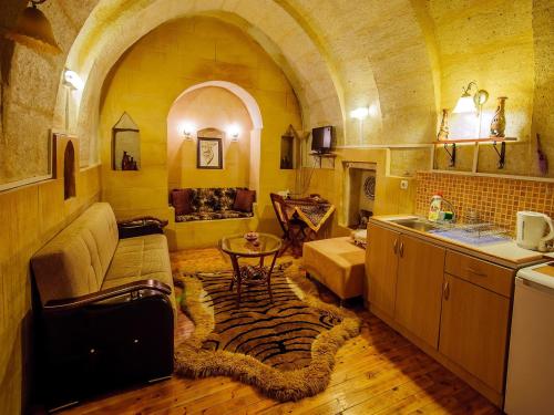 een woonkamer met een bank en een tafel bij Adanos Konuk Evi in Avanos