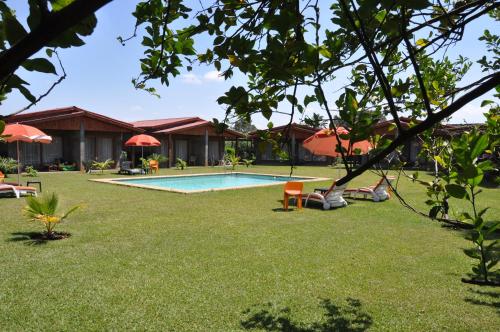 einen Hof mit einem Pool und einem Haus in der Unterkunft Planet Hotel HollyBum in Lubumbashi