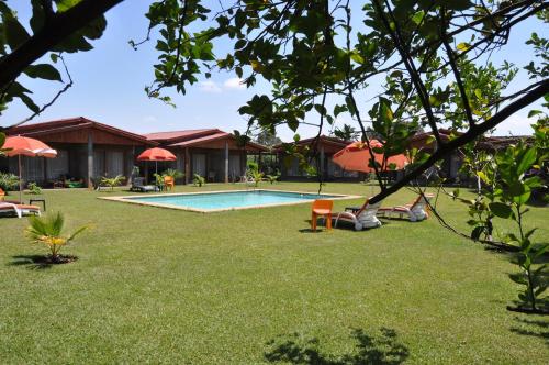 un patio con piscina y una casa en Planet Hotel HollyBum, en Lubumbashi