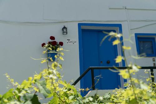 a blue door with a bouquet of flowers on a house at El Cobijo de Vejer in Vejer de la Frontera