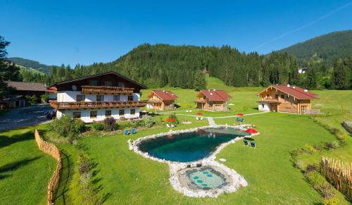 einen Luftblick auf ein Resort mit einem Pool in der Unterkunft Lehenriedl Chalet in Wagrain