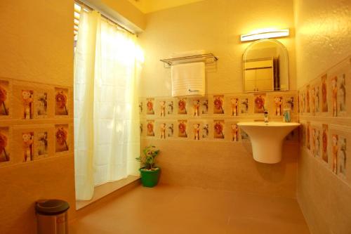 y baño con lavabo y espejo. en Casa Marari, en Mararikulam