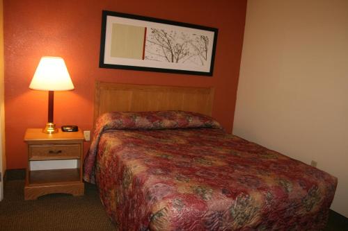 Кровать или кровати в номере Affordable Suites Sumter