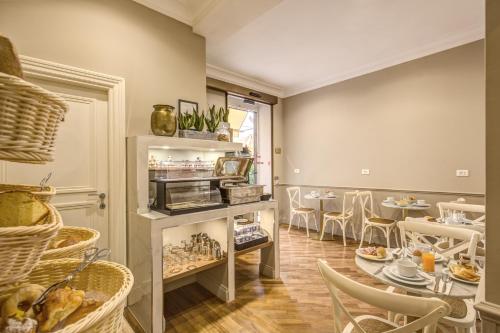 a dining room with a table and chairs at Charme Spagna Boutique Hotel in Rome