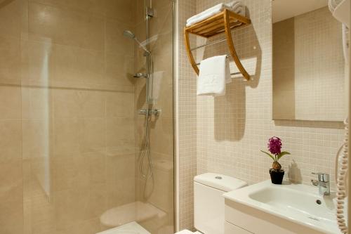 バルセロナにあるMH Apartments Ramblasのバスルーム(シャワー、トイレ、シンク付)