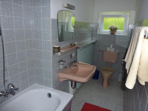 Bilik mandi di Hotel Heidehaus