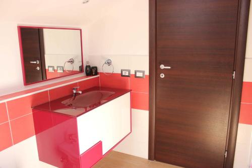 テレーゼにあるMagico Riposoのバスルーム(洗面台、鏡付)