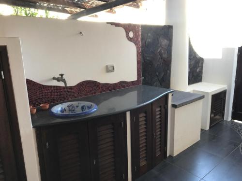 bagno con lavandino in camera di Casa Lorenzo a Stromboli