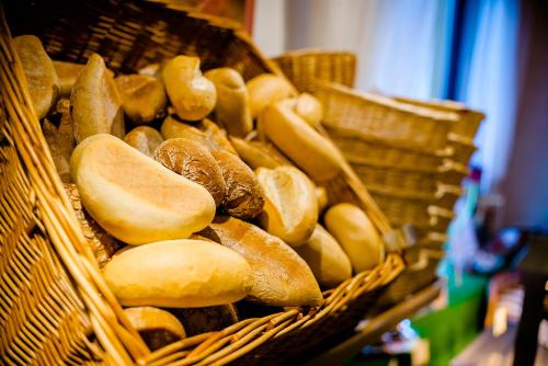 a bunch of baskets full of bagels on display at Holzschuhs Schwarzwaldhotel in Baiersbronn