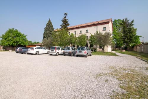 a group of cars parked in a parking lot at Hotel Casa a Colori Venezia in Dolo