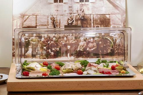 a display case filled with vegetables and other foods at Hotel Pension Fortuna in Bad Bevensen