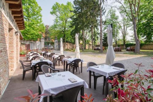 a row of tables and chairs with umbrellas at Hotel Casa a Colori Venezia in Dolo