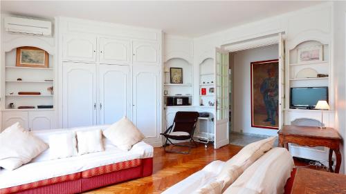 sala de estar con sofá blanco y mesa en Residence les Lauriers en Niza
