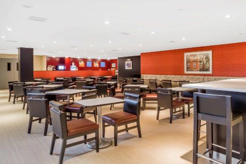a dining room with tables and chairs at Comfort Inn & Suites near Stadium in Bronx