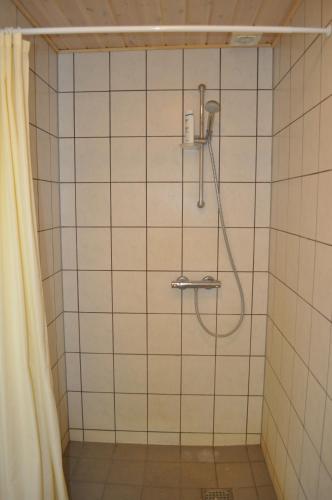 a shower in a bathroom with a shower curtain at Koebenhovedskov Bed & Breakfast in Rødding