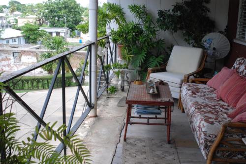 Foto da galeria de Charming Old World Apartment em Bridgetown