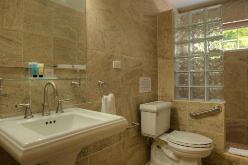 Bathroom sa Shoal Bay Villas