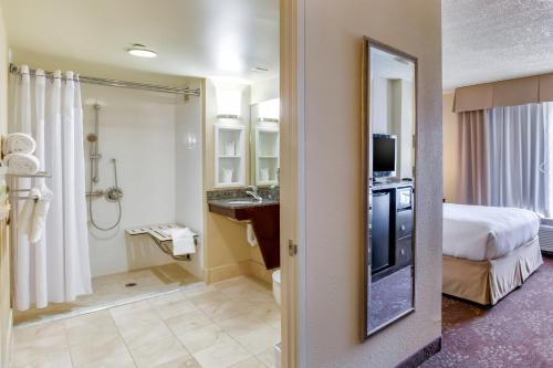 een hotelkamer met een bed en een badkamer bij Holiday Inn Indianapolis North-Carmel, an IHG Hotel in Carmel