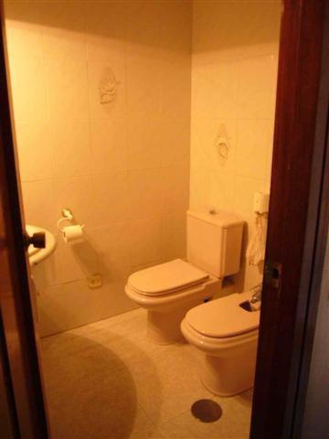 a bathroom with a white toilet and a sink at Las Palmeras II- Fincas Arena in Benidorm