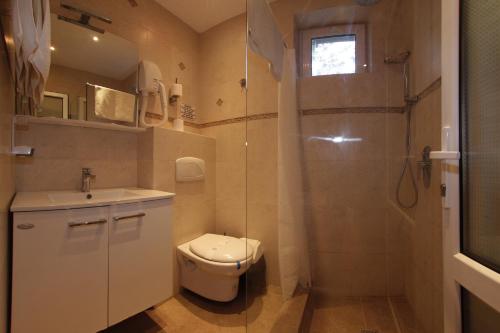 ein Badezimmer mit Toilette, Dusche und Waschbecken in der Unterkunft Suzana Garden in Venus