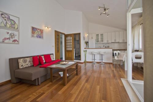 Sea view, modern & spacious apartment