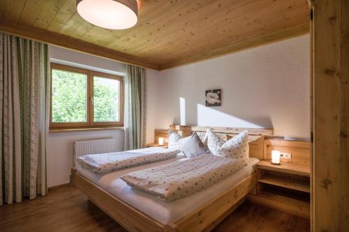 カルテンバッハにあるApart Denggのベッドルーム1室(木枠の大型ベッド1台付)