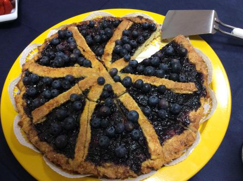 un plato con un pastel con arándanos. en Agriturismo Altobello, en Verona