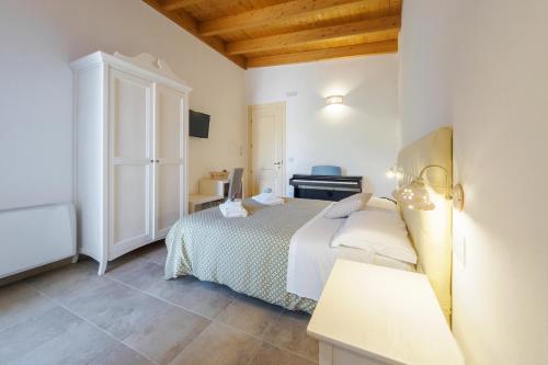 a bedroom with a bed and a desk in a room at il Giardino delle Zie in Tricase