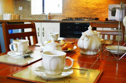 uma mesa com duas chávenas e um prato de comida em Biddys Cottage em Culdaff