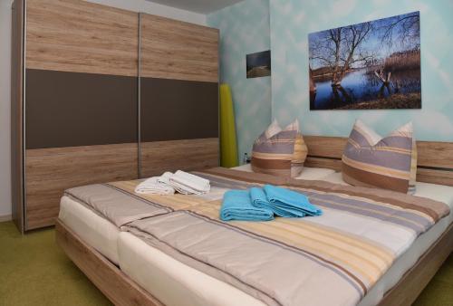 Giường trong phòng chung tại Ferienhaus "Am Gutspark"