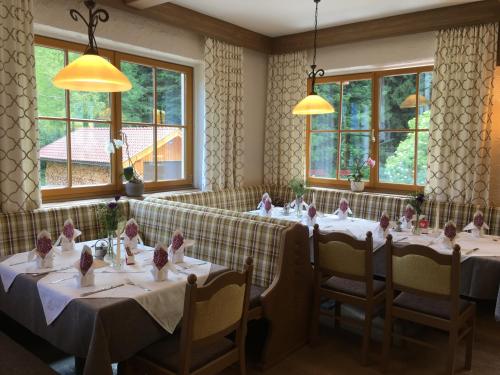 A restaurant or other place to eat at Gasthof Botenwirt