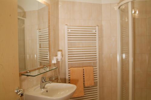 Phòng tắm tại Hotel Gomagoierhof
