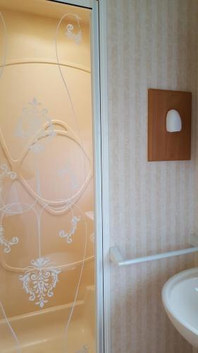 una ducha con una puerta de cristal junto a un lavabo en Ruth's Rest, en Shrewsbury